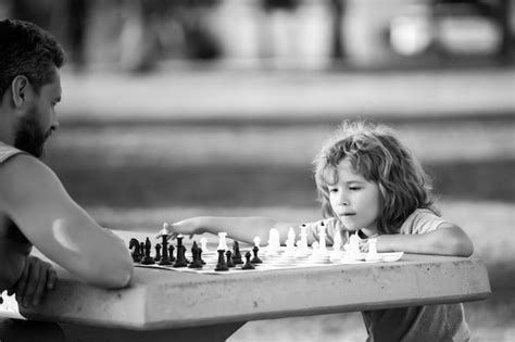 Père Et Fils Jouant Aux échecs Passent Du Temps Ensemble à Des Jeux De