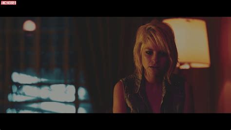 Naked Silvia Varón in Between Walls