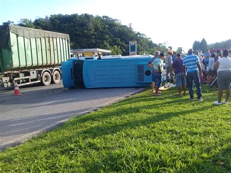 12 crianças ficam feridas em acidente van e carro na BR 393 em