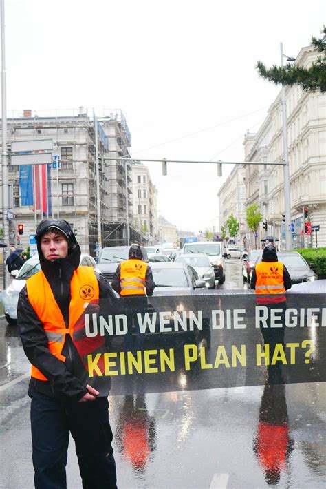 Zwei Straßen in Wien Klimaaktivisten blockieren erneut den Frühverkehr