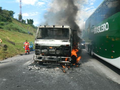 Blog Do Rocha Caminh O Pega Fogo Na Dutra Em Santa Isabel