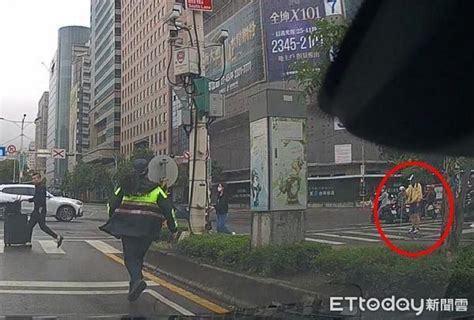 「你搭我肩，我是你眼」！暖警跨區查案 不忘協助視障男過馬路 Ettoday社會新聞 Ettoday新聞雲