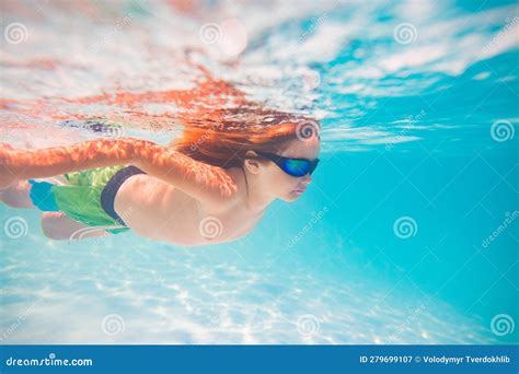 Enfant Nager Dans La Piscine Sous L Eau Enfant Gar On Nage Sous L Eau