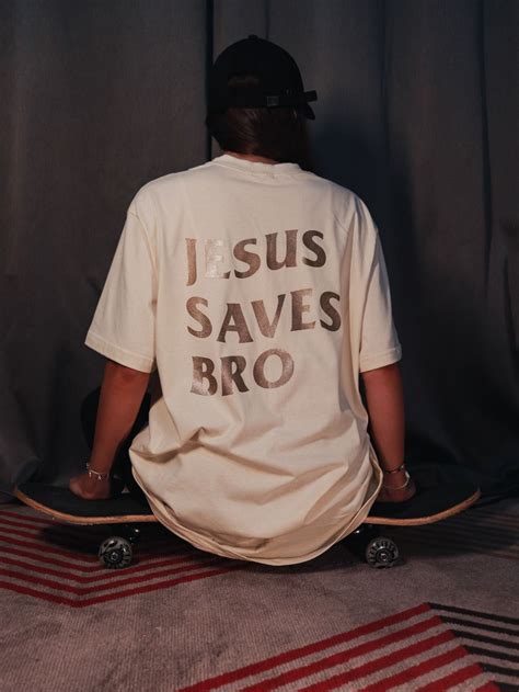 Here I Am Jesus Saves Bro New Year Unissex Camiseta Postar Foto No