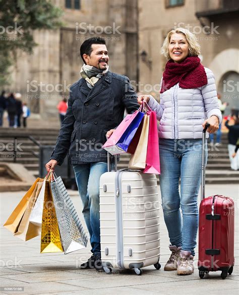 상석 관광 쇼핑 수하물 가방에 대한 스톡 사진 및 기타 이미지 가방 걷기 관광객 Istock