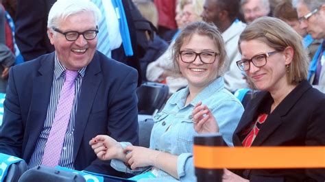 "First Family": Das sind die beiden Frauen hinter Steinmeier ...