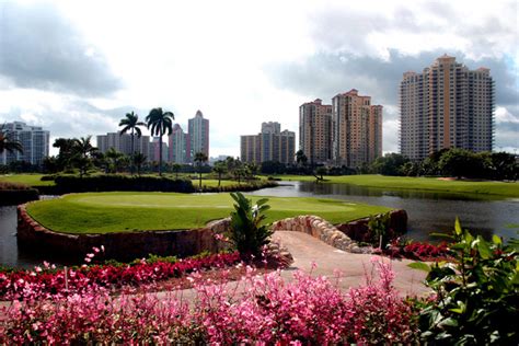 A reader raves about golf at the Turnberry Isle resort in Aventura ...