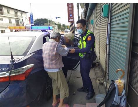 老翁邊走邊發抖！暖警幫拿起「這東西」秒愣：都要比你重了 Ettoday社會新聞 Ettoday新聞雲