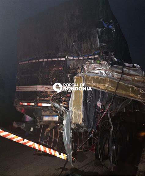 Acidente Entre Duas Carretas Na Br Deixa Um Morto E V Rios Feridos