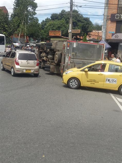 [fotos] ¡qué Susto Se Volcó Un Camión En El Barrio Alfonso López Minuto30