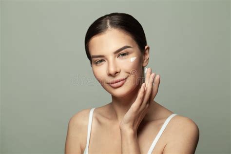 Modelo De Beleza Pele Fresca Perfeita Aplicando Creme Facial Spa E