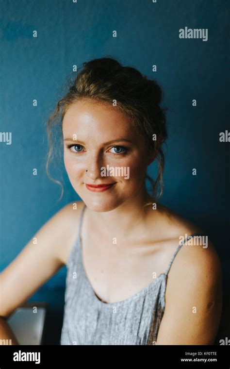 Portrait Junge Blonde Frau L Chelnd Stockfotografie Alamy