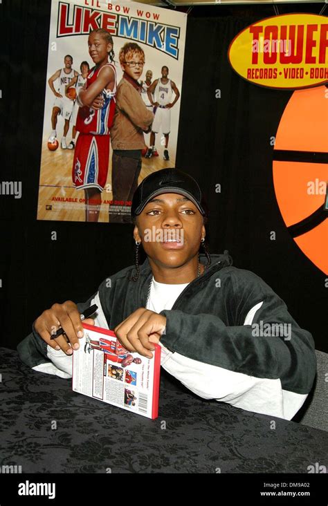 Dec 10 2002 California Usa K27973mr Hip Hop Recording Artist And Star Of Like Mike Bow