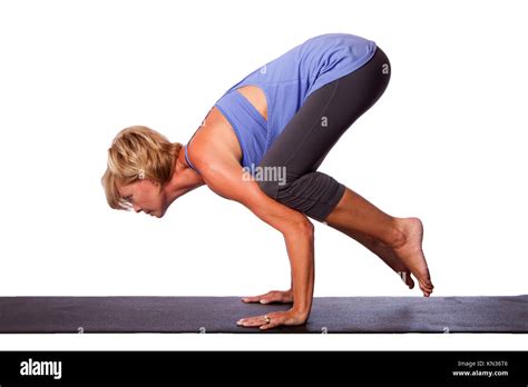 Schöne Frau Auf Händen Mit Füßen Hochgehoben Kran Bakasana Yoga Pose Auf Weiß Zu Tun