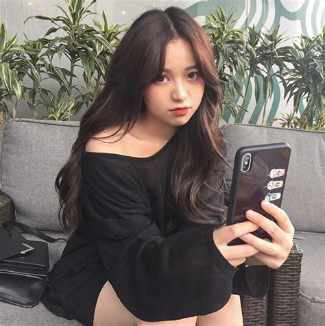 Bạn gái tin đồn mới của Quang Hải là hot girl quen mặt dân mạng