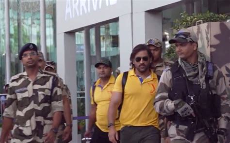 [watch] Ms Dhonis Wild Craze At Lucknow Airport Ahead Of Lsg Csk Clash