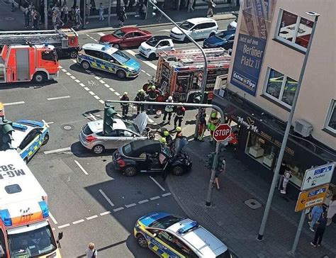 Mönchengladbach Verletzte und Sperrung nach Unfall auf Bismarckstraße