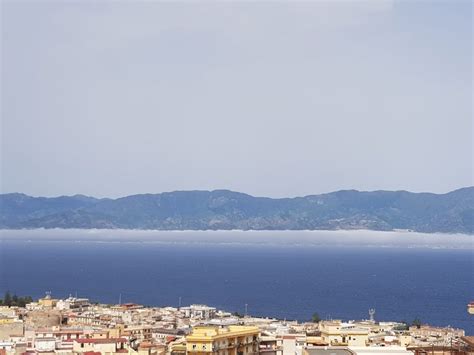 Caldo E Scirocco La Lupa Di Mare Risale Lo Stretto Di Messina