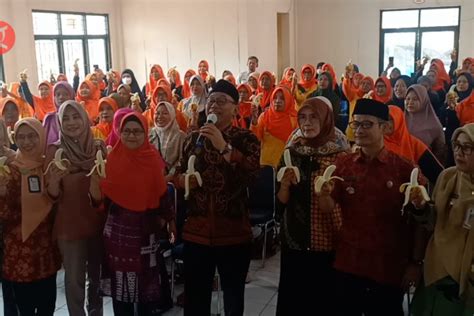 Cegah Stunting Wali Kota Cilegon Ajak Ibu Hamil Makan Sayur Buah