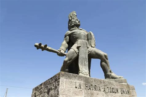 Monumento A Tecun Uman En Quetzaltenango Guatemala Imponente