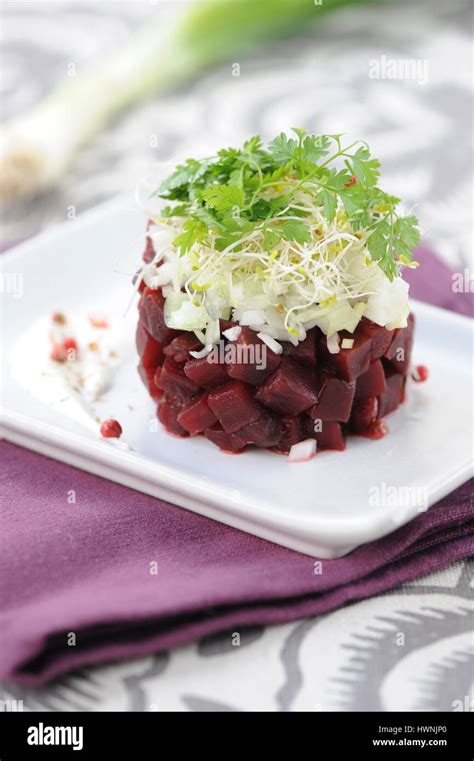 Tartare De Betterave Aux Oignons Nouveau Et Cerfeuil Stock Photo Alamy