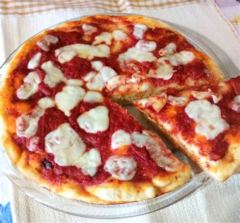 Pizza Con Pomodoro E Mozzarella Fatta In Casa La Tavola Di Gio