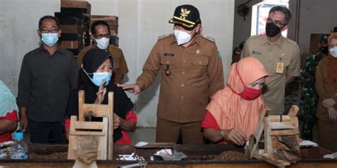 Buruh Pabrik Rokok Sidoarjo Terima Blt Dana Bagi Hasil Cukai