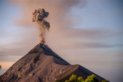 Proh Ben Ascenso Al Cr Ter De Volc N De Fuego Tn Noticias