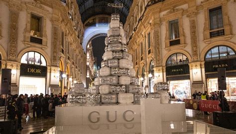 Polemiche Social Per L Albero Di Natale Di Gucci A Milano Nella