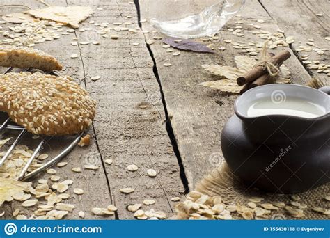 Galletas De Harina De Avena Con Leche En La Bandeja En La Tabla De