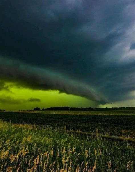 Green sky during a Storm in South Dakota : r/Damnthatsinteresting