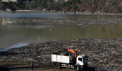 Un râu faimos din Bosnia Herțegovina a devenit o groapă de gunoi