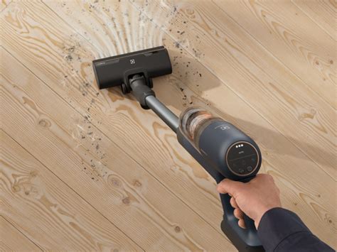 Tyčový vysávač 2v1 Electrolux EP71B14WET | Planeo
