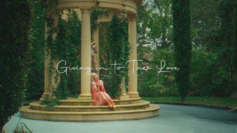 Aurora Estrena Su Videoclip Giving In To The Love