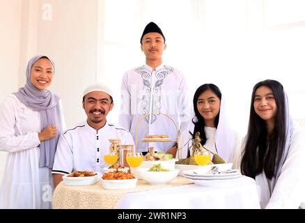 Eid Mubarak Muslimische Familie Mit Iftar Abendessen Junge Muslimische