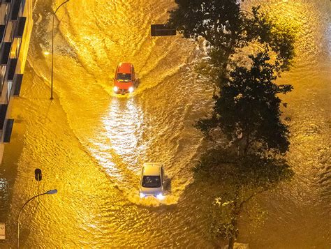 Uma Hora E Meia De Chuva Forte Nesta Ter A Alaga Ruas E Derruba Muro Em