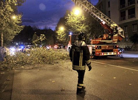 Raffiche Di Vento A Chilometri Orari Scuola Evacuata Tetti