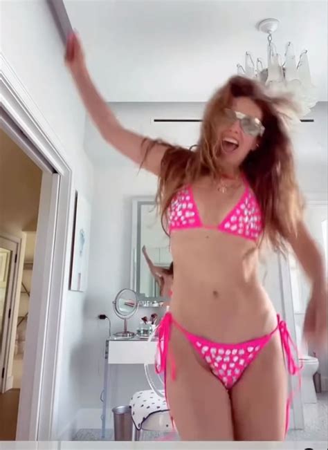 A sus Thalía se muestra en micro bikini colaless shiny de brillos y paraliza la temporada