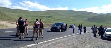 Son dakika haber Erzurum da kaza sonrası köylüler yolu trafiğe kapattı