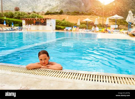 Teeni mädchen im bikini Fotos und Bildmaterial in hoher Auflösung Alamy