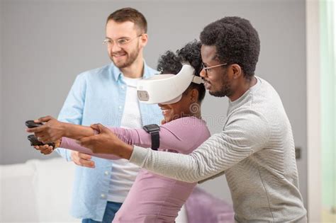 Dois Indiv Duos Ajudam A Mulher Africana Que Tenta Em Vidros Da