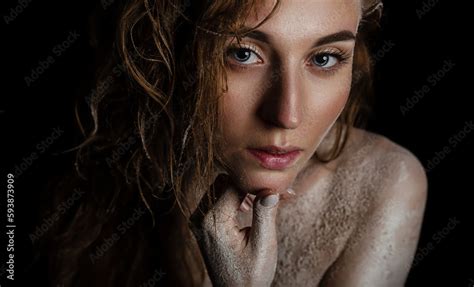Foto De Fine Art Portrait The Woman S Naked Wet Body Is Covered With A