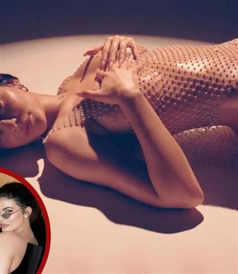 Kylie Jenner Posa Completamente Desnuda Con Su Esposo Para Playboy