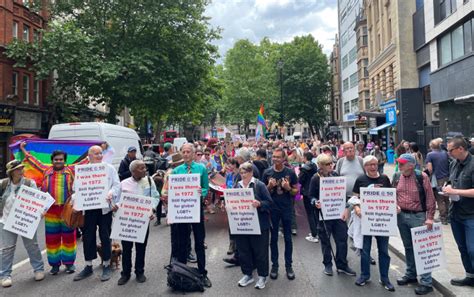 Le Front De Lib Ration Gay Retrace L Itin Raire Original De La Marche De La Fiert L Occasion