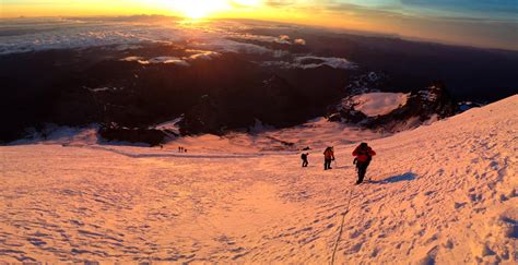 Yet another pic of Mt. Rainier at sunrise.. [OC] : r/Seattle