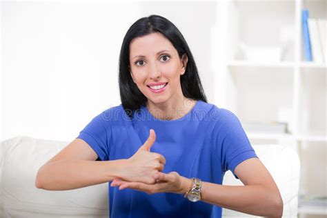 Femme Sourde Se Servant De La Langue Des Signes Photo Stock Image Du