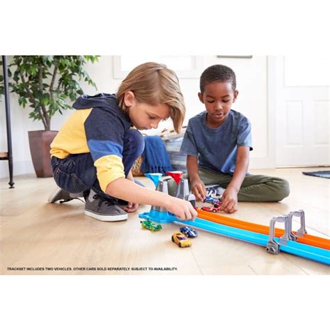 Портативний трек Подвійна петля Hot Wheels GFH