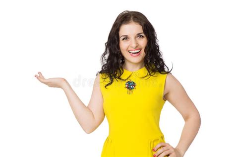 Glückliches Mädchen Des Brunette Mit Dem Gelockten Haar Das Gelbe Bluse Trägt Stockfoto Bild