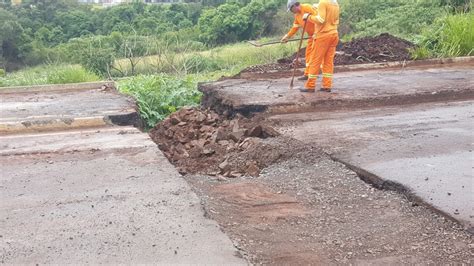 Ap S Carro Cair Em Valeta Trecho Da Rua Ustria Interditado Cgn