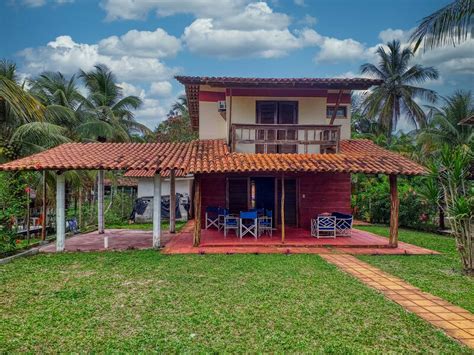 Feriasmares beautiful beach house standing on the sand at Ilhéus beach